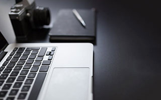 爱游戏电脑版官网-_美网：突如其来的暴雨打断比赛，运动员表现坚韧不拔_，美网比赛视频